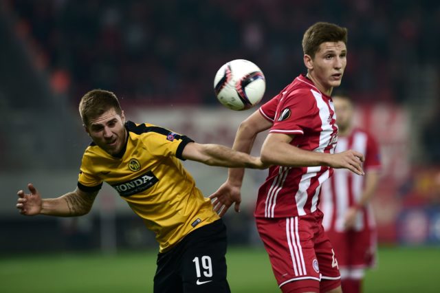 Olympiacos Piraeus' defender Takis Retsos (R) vies with BSC Young Boys' Austrian midfielder Thorsten Schick during the UEFA Europa League football match between Olympiacos and BSC Young Boys, at the George Nikolaidis stadium in Piraeus near Athens on November 24, 2016. / AFP / LOUISA GOULIAMAKI