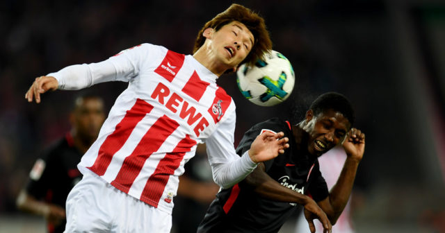 Cologne's Japanese striker Yuya Osako and Frankfurt´s midfielder Taleb Tawatha vie for the ball during the German First division Bundesliga football match 1.FC Cologne vs Eintracht Frankfurt in Cologne, western Germany, on September 20, 2017. / AFP PHOTO / PATRIK STOLLARZ (Photo credit should read PATRIK STOLLARZ/AFP/Getty Images)