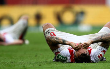 Remis gegen Schalke: Erst Kampf, dann Tränen beim 1. FC Köln COLOGNE, GERMANY - APRIL 22: Marco Hoeger of Koeln lies dejected on the pitch after the Bundesliga match between 1. FC Koeln and FC Schalke 04 at RheinEnergieStadion on April 22, 2018 in Cologne, Germany. (Photo by Maja Hitij/Bongarts/Getty Images)