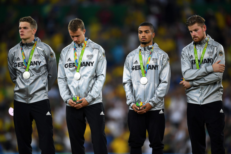 IO DE JANEIRO, BRAZIL - AUGUST 20: German players look dejected after losing in the Men's Football Final between Brazil and Germany at the Maracana Stadium on Day 15 of the Rio 2016 Olympic Games on August 20, 2016 in Rio de Janeiro, Brazil. (Photo by Laurence Griffiths/Getty Images)