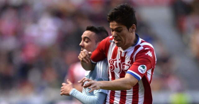 Celta Vigo's forward Iago Aspas (L) vies with Sporting Gijon's defender Jorge Mere during the Spanish league football match Real Sporting de Gijon vs RC Celta de Vigo at El Molinon stadium in Gijon on April 10, 2016. / AFP / MIGUEL RIOPA (Photo credit should read MIGUEL RIOPA/AFP/Getty Images)
