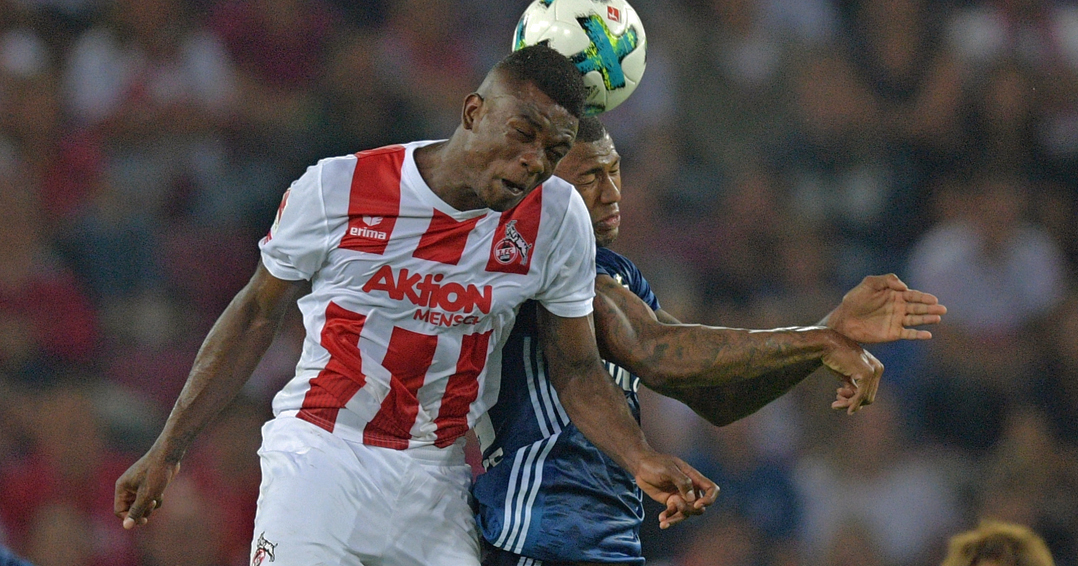 COLOGNE, GERMANY - AUGUST 25: Jhon Cordoba of Koeln (l) fight for the ball with Walace of Hamburg during the Bundesliga match between 1. FC Koeln and Hamburger SV at RheinEnergieStadion on August 25, 2017 in Cologne, Germany. (Photo by Lukas Schulze/Bongarts/Getty Images)