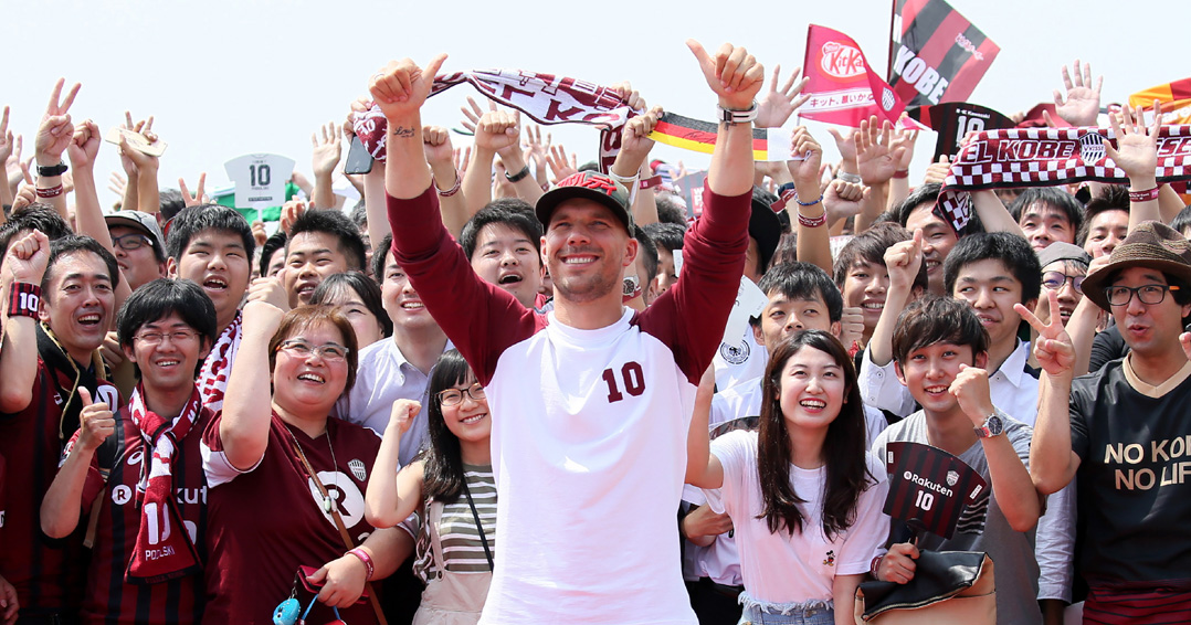 German football player Lukas Podolski waves to his fans after arriving in Kobe airport on July 6, 2017. The 31-year-old former Arsenal star, who has played for Istanbul giant Galatasaray since 2015, joined Japanese Vissel Kobe. / AFP PHOTO / JIJI PRESS / STR / Japan OUT (Photo credit should read STR/AFP/Getty Images)