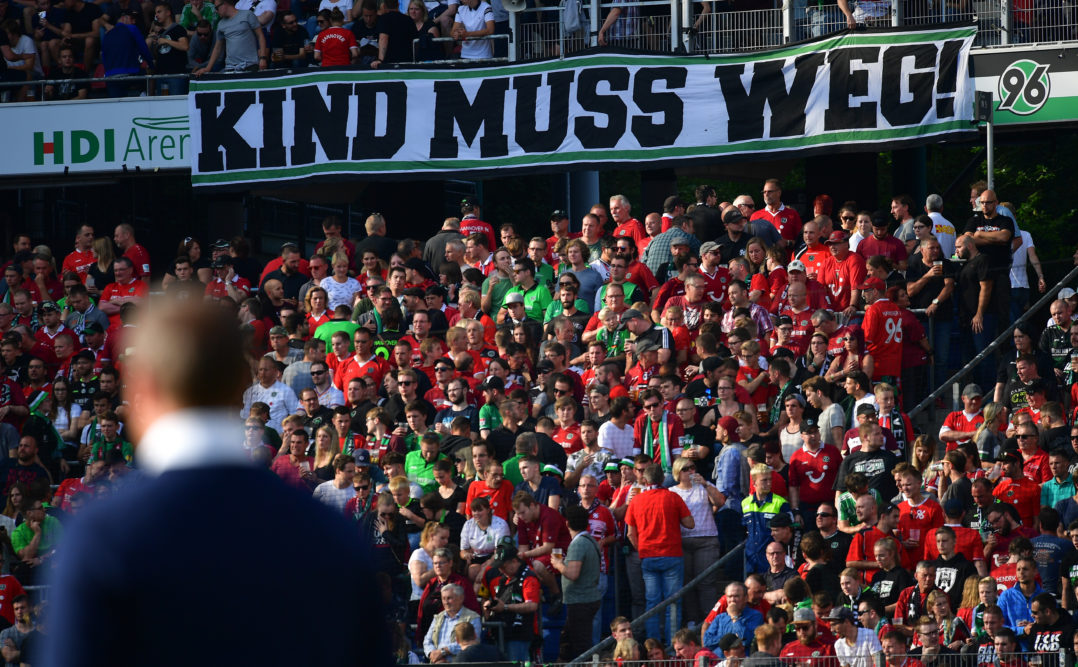 HANOVER, GERMANY - AUGUST 27: Fans of Hannover hold a banner against club president Martin Kind during the Bundesliga match between Hannover 96 and FC Schalke 04 at HDI-Arena on August 27, 2017 in Hanover, Germany. (Photo by Stuart Franklin/Bongarts/Getty Images)