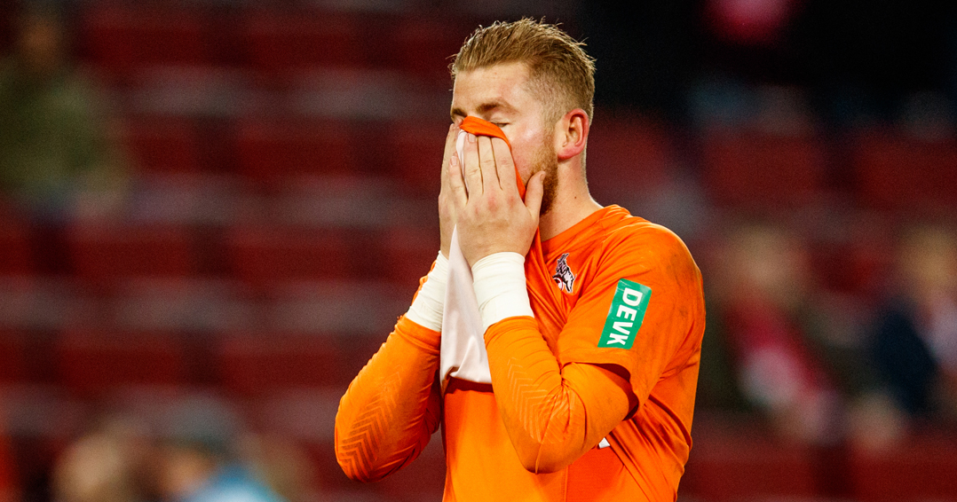 COLOGNE, GERMANY - NOVEMBER 26: Timo Horn of Koeln looks dejected after loosing the Bundesliga match between 1. FC Koeln and Hertha BSC at RheinEnergieStadion on November 26, 2017 in Cologne, Germany. (Photo by Lars Baron/Bongarts/Getty Images)