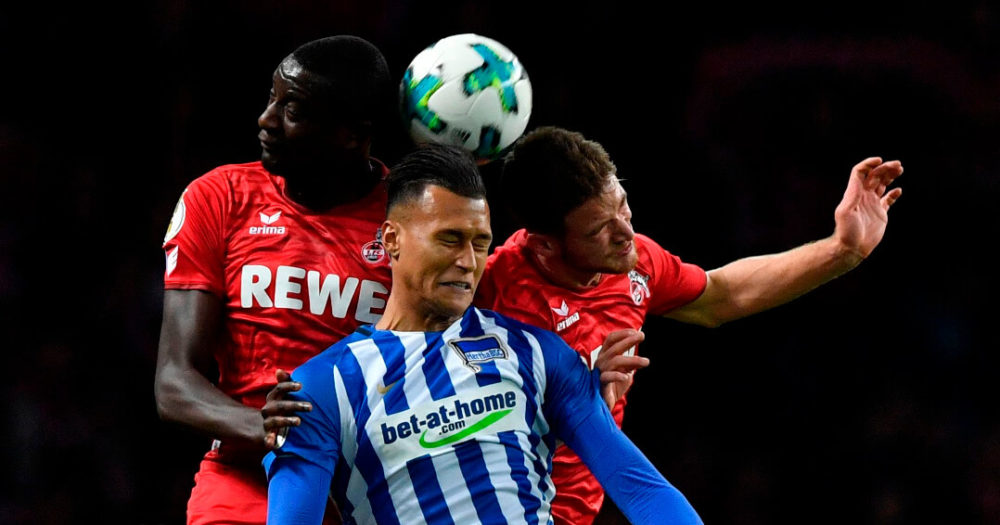 Berlin's German forward Davie Selke (C) Cologne's German midfielder Salih Ozcan (R) and Cologne's French forward Sehrou Guirassy vie for the ball during the German Cup (DFB Pokal) football match Hertha Berlin v 1 FC Cologne at the Olympic stadium in Berlin on October 25, 2017. / AFP PHOTO / John MACDOUGALL / RESTRICTIONS: ACCORDING TO DFB RULES IMAGE SEQUENCES TO SIMULATE VIDEO IS NOT ALLOWED DURING MATCH TIME. MOBILE (MMS) USE IS NOT ALLOWED DURING AND FOR FURTHER TWO HOURS AFTER THE MATCH. == RESTRICTED TO EDITORIAL USE == FOR MORE INFORMATION CONTACT DFB DIRECTLY AT +49 69 67880 / (Photo credit should read JOHN MACDOUGALL/AFP/Getty Images)
