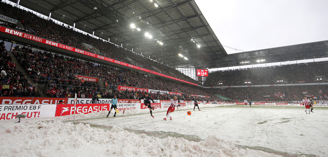 COLOGNE, GERMANY - DECEMBER 10: A general view of the action during heavy snow during the Bundesliga match between 1. FC Koeln and Sport-Club Freiburg at RheinEnergieStadion on December 10, 2017 in Cologne, Germany. (Photo by Dean Mouhtaropoulos/Bongarts/Getty Images)