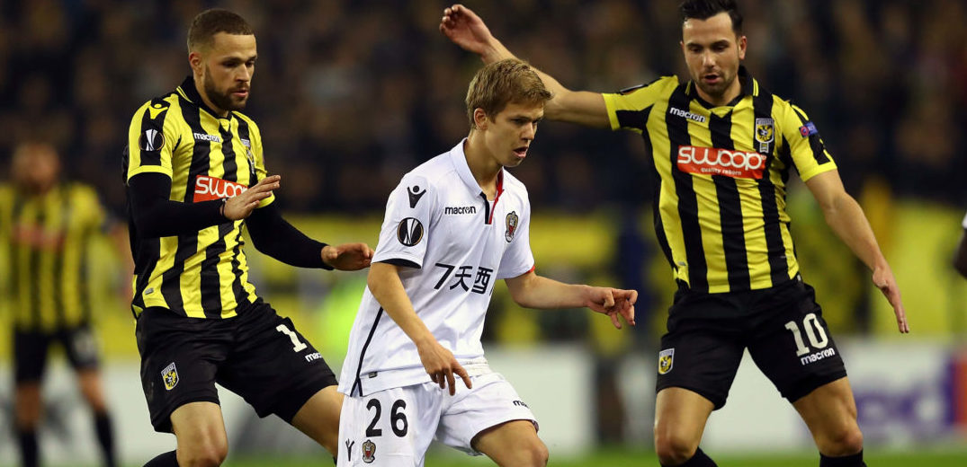 ARNHEM, NETHERLANDS - DECEMBER 07: Vincent Koziello of OGC Nice battles for the ball with Luc Castaignos and Thomas Bruns of Vitesse Arnhem during the UEFA Europa League group K match between Vitesse and OGC Nice at on December 7, 2017 in Arnhem, Netherlands. (Photo by Dean Mouhtaropoulos/Getty Images)