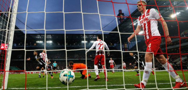 COLOGNE, GERMANY - JANUARY 14: Raffael of Borussia Monchengladbach shoots and scores a goal past Goalkeeper, Timo Horn of FC Koeln during the Bundesliga match between 1. FC Koeln and Borussia Moenchengladbach at RheinEnergieStadion on January 14, 2018 in Cologne, Germany. (Photo by Dean Mouhtaropoulos/Bongarts/Getty Images)