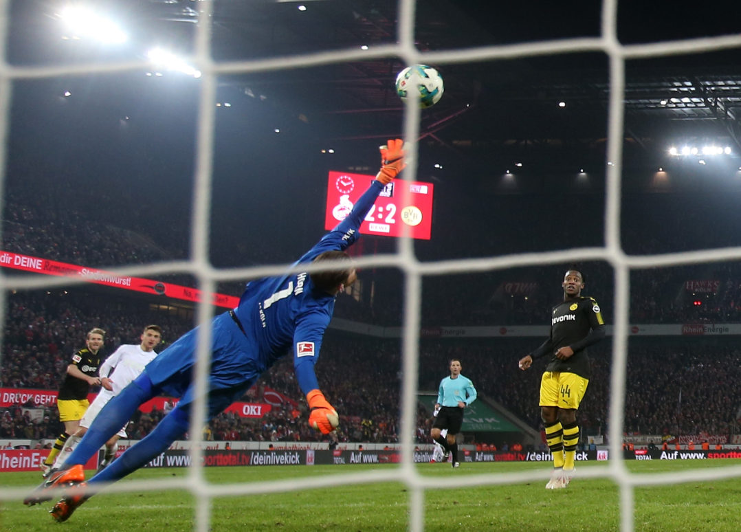 COLOGNE, GERMANY - FEBRUARY 02: (Left) Andr Schrrle of Dortmund shoots the ball past Timo Horn of Cologne to score the third goal during the Bundesliga match between 1. FC Koeln and Borussia Dortmund at RheinEnergieStadion on February 2, 2018 in Cologne, Germany. (Photo by Alex Grimm/Bongarts/Getty Images)