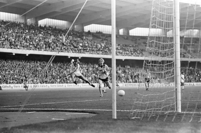 24. September 1977, BL-Spiel gegen Borussia Dortmund. Roger van Gool erzielt das 2:0 für den FC.