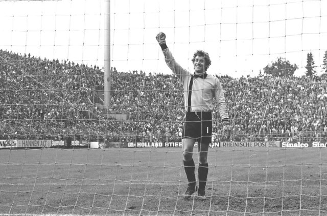 3. Oktober 1977, FC-Triumph auf dem Bökelberg. „Toni“ Schumacher in Siegespose.