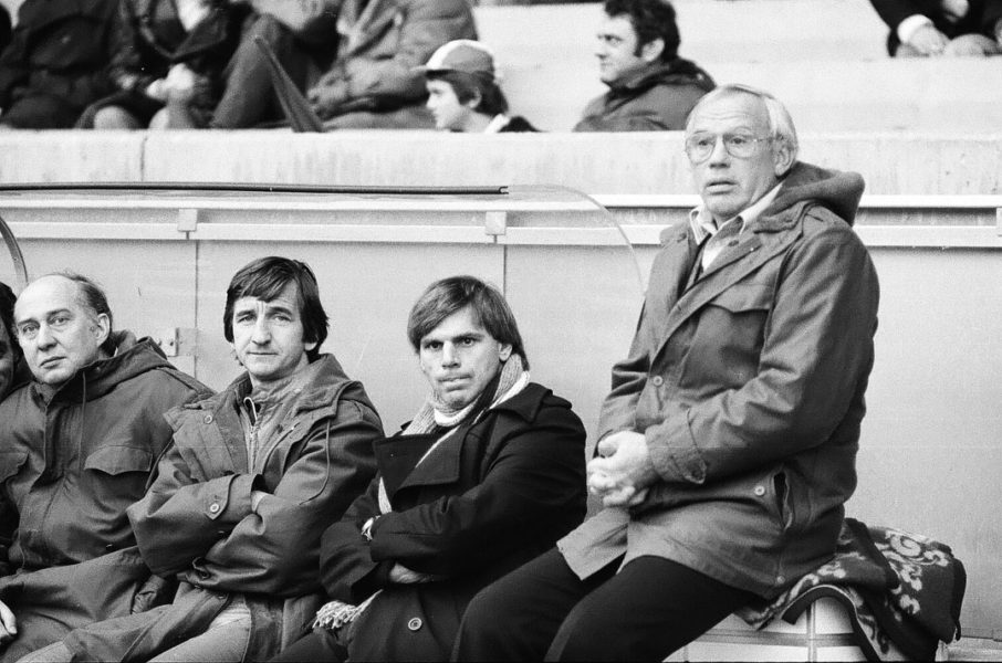 Die Trainerbank, v.r.n.l.: Trainer Weisweiler, Assistent Wolfgang Weber, Assistent Hannes Löhr, Mannschaftsarzt Dr. Alfons Bonnekoh.