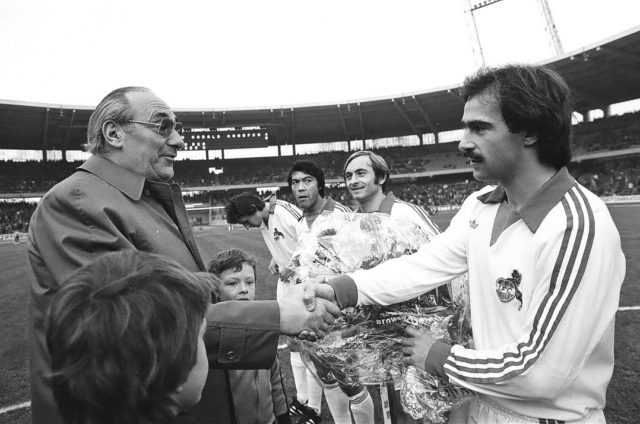 Ehrung für einen Großen: Blumen für Harald Konopka von FC-Präsident Peter Weiand vor dem BL-Spiel gegen Fortuna Düsseldorf am 10.12.1977.