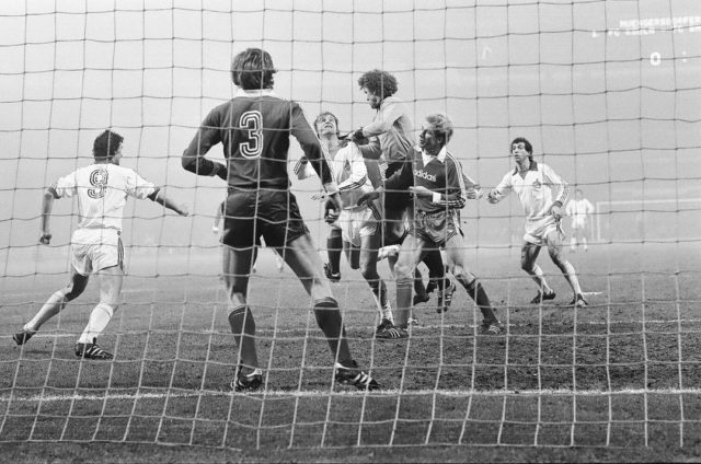 16. Januar 1978, Favorit (1. FC Köln) gegen Underdog (Bayern München), Strafraumszene mit Herbert Neumann, links Dieter Müller, rechts Bernd Cullmann.