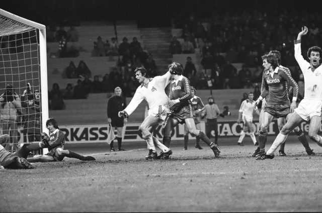 25. Januar 1978, DFB-Pokal-Halbfinale vor 16.000 frierenden Zuschauern in Müngersdorf. Das entscheidende Tor zum 1:0 durch Gerd Strack.