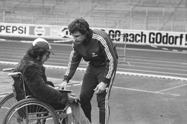 28. Januar 1978: Dienst am Kunden. Heinz Flohe feiert seinen 30igsten Geburtstag und gibt einem Rollstuhlfahrer Autogramme vor dem BL-Spiel gegen den 1. FC Saarbrücken.