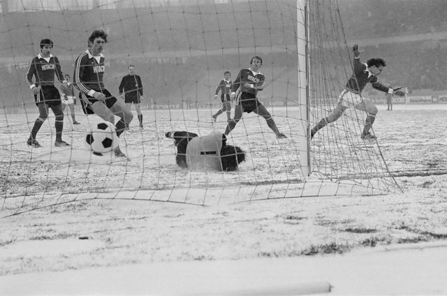 11. Februar 1978, Schneespiel in Müngersdorf gegen den HSV. Das 3:0 durch Flohe.
