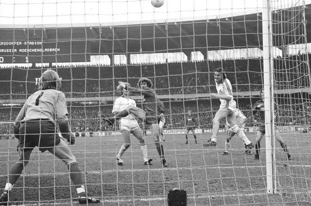 27. Februar 1978, Derby gegen Mönchengladbach in Müngersdorf. Eine von vielen FC-Chancen, hier Kopfball von Dieter Müller.