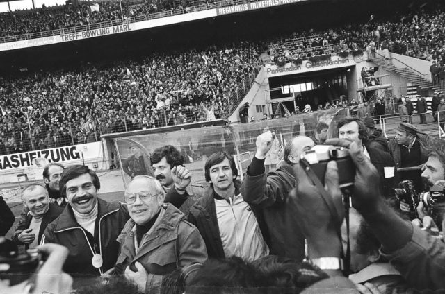 17. April 1978, Pokalfinale in Gelsenkirchen, der Moment des Abpfiffs mit Blick auf die Kölner Bank.