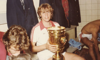 Nach dem Pokalsieg, Blick in die Kölner Kabine, Herbert Neumann mit Pokal. (Foto ist nicht von Pfeil sondern von Carol Serbu, bislang unveröffentlicht)