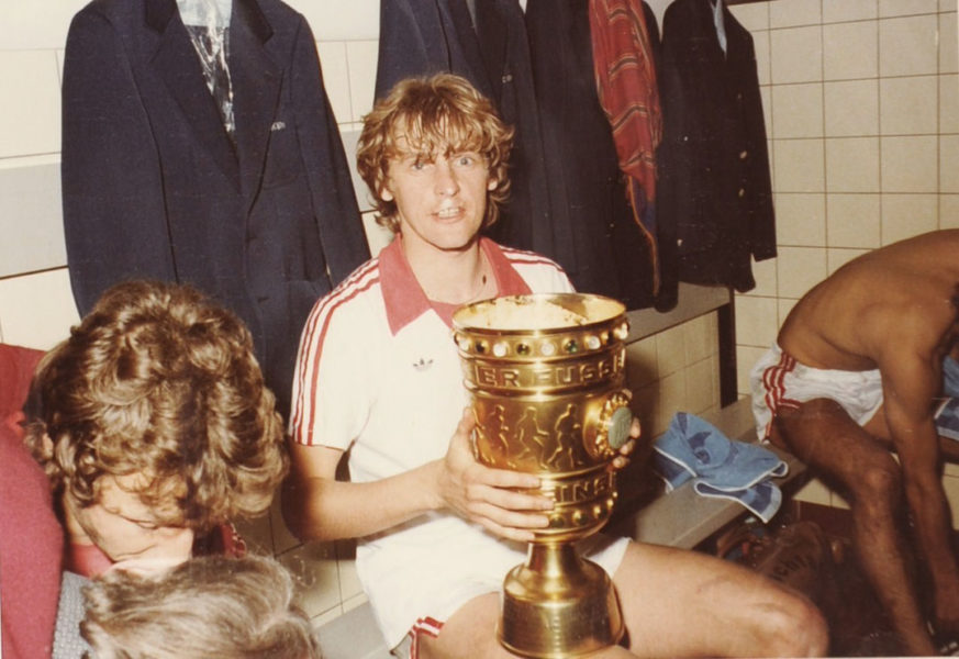 Nach dem Pokalsieg, Blick in die Kölner Kabine, Herbert Neumann mit Pokal. (Foto ist nicht von Pfeil sondern von Carol Serbu, bislang unveröffentlicht)