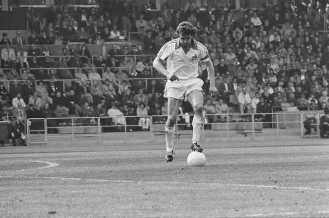 „Der mit dem Ball tanzte“, Heinz Flohe, Schnappschuss im Spiel gegen den VfB Stuttgart am 24. April 1978.