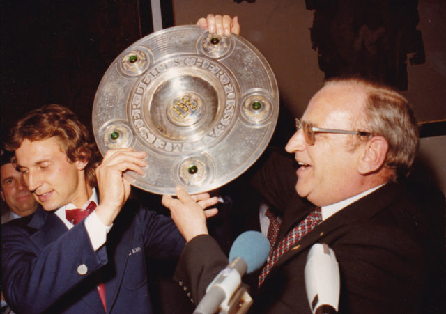 Köln Rathaus, Egidius Braun überreicht Flohe die Meisterschale (Foto ist von Carol Serbu)