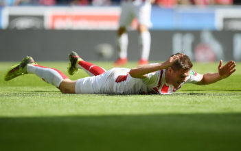 31. Spieltag: Bei diesen Ergebnissen steht der Kölner Abstieg fest COLOGNE, GERMANY - APRIL 07: Simon Terodde of Koeln lies on the pitch and looks dejected during the Bundesliga match between 1. FC Koeln and 1. FSV Mainz 05 at RheinEnergieStadion on April 7, 2018 in Cologne, Germany. (Photo by Matthias Hangst/Bongarts/Getty Images)