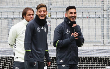 DFB-Wirbel nach Erdogan-Treffen von Özil und Gündogan: Rückkehr zur Professionalität HAMBURG, GERMANY - OCTOBER 06: Ilkay Guendogan (2ndR) of Germany laughs with Mesut Oezil during a training session at Millerntor Stadion on October 6, 2016 in Hamburg, Germany. (Photo by Martin Rose/Bongarts/Getty Images)