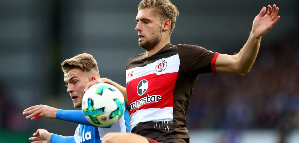 KIEL, GERMANY - SEPTEMBER 19: Marvin Duksch (L) of Kiel and Lasse Sobiech of St. Pauli battle for the ball during the Second Bundesliga match between Holstein Kiel and FC St. Pauli at Holstein-Stadion on September 19, 2017 in Kiel, Germany. (Photo by Martin Rose/Bongarts/Getty Images)