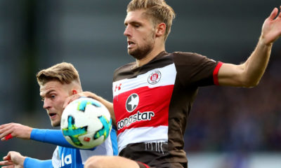 KIEL, GERMANY - SEPTEMBER 19: Marvin Duksch (L) of Kiel and Lasse Sobiech of St. Pauli battle for the ball during the Second Bundesliga match between Holstein Kiel and FC St. Pauli at Holstein-Stadion on September 19, 2017 in Kiel, Germany. (Photo by Martin Rose/Bongarts/Getty Images)