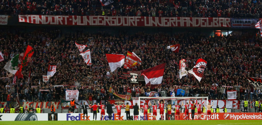 Cologne's players celebrate with their fans after the UEFA Europa League football match 1 FC Cologne v Arsenal FC on November 23, 2017 in Cologne, western Germany. / AFP PHOTO / INA FASSBENDER (Photo credit should read INA FASSBENDER/AFP/Getty Images)