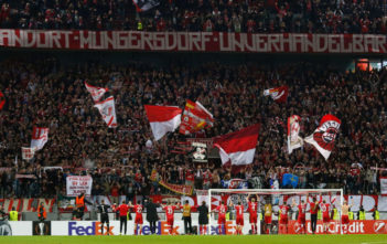 „Mer stonn zu dir, FC“ – RheinEnergie bleibt Partner des 1. FC Köln Cologne's players celebrate with their fans after the UEFA Europa League football match 1 FC Cologne v Arsenal FC on November 23, 2017 in Cologne, western Germany. / AFP PHOTO / INA FASSBENDER (Photo credit should read INA FASSBENDER/AFP/Getty Images)
