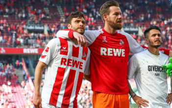 Nach dem 1:3 des 1. FC Köln gegen Bayern München: Für et Hätz un jäjen d’r Kopp COLOGNE, GERMANY - MAY 05: Players of 1.FC Koeln react after the Bundesliga match between 1. FC Koeln and FC Bayern Muenchen at RheinEnergieStadion on May 5, 2018 in Cologne, Germany. (Photo by Maja Hitij/Bongarts/Getty Images)