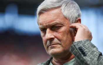 Trainingslager in Kitzbühel: Erfolgserlebnisse und Luxusprobleme COLOGNE, GERMANY - MAY 05: Armin Veh of 1.FC Koeln looks on prior the Bundesliga match between 1. FC Koeln and FC Bayern Muenchen at RheinEnergieStadion on May 5, 2018 in Cologne, Germany. (Photo by Maja Hitij/Bongarts/Getty Images)