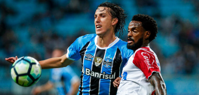 PORTO ALEGRE, BRAZIL - JUNE 12: Pedro Geromel of Gremio battles for the ball against Rene Junior of Bahia during the match between Gremio and Bahia as part of Brasileirao Series A 2017, at Arena do Gremio on June 12, 2017, in Porto Alegre, Brazil. (Photo by Lucas Uebel/Getty Images)