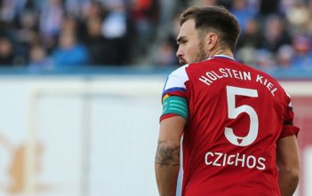 Rafael Czichos im Porträt: Die nächste Stufe auf der Karriereleiter ROSTOCK, GERMANY - DECEMBER 03: Rafael Czichos of Kiel looks on during the third league match between FC Hansa Rostock and Holstein Kiel at Ostseestadion on December 3, 2016 in Rostock, Germany. (Photo by Matthias Kern/Bongarts/Getty Images)