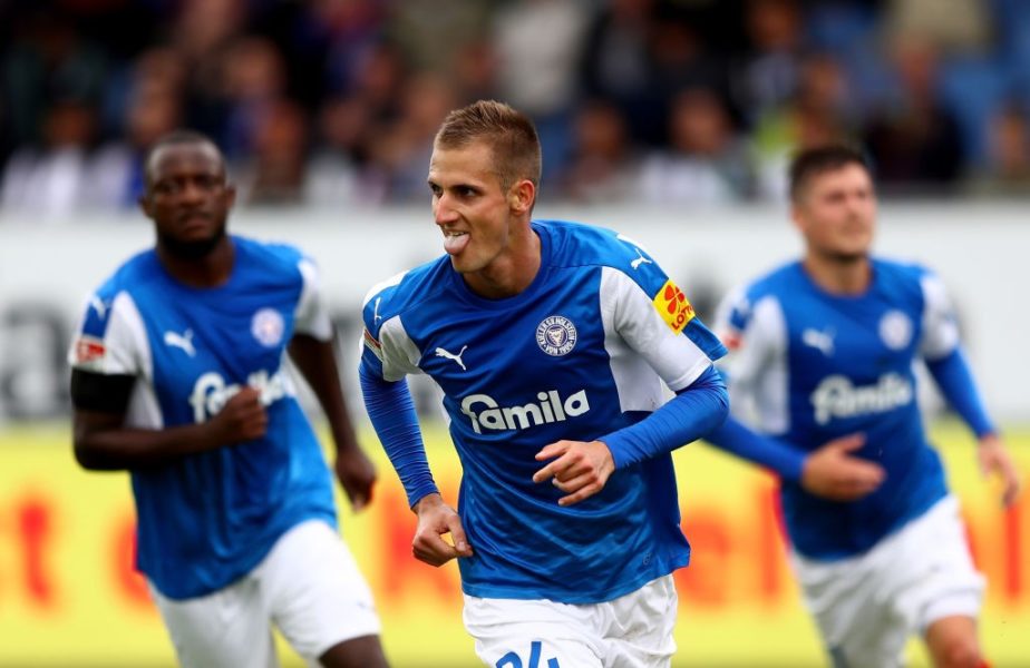 KIEL, GERMANY - AUGUST 20: Dominick Drexler of Kiel celebrates after he scores the 3rd goal by penalty during the Second Bundesliga match between Holstein Kiel and SpVgg Greuther Fuerth at Holstein-Stadion on August 20, 2017 in Kiel, Germany. (Photo by Martin Rose/Bongarts/Getty Images)