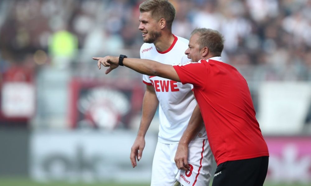 HAMBURG, GERMANY - SEPTEMBER 02: Simon Terodde and Head coach Markus Anfang (L-R) of Koeln talks during the Second Bundesliga match between FC St. Pauli and 1. FC Koeln at Millerntor Stadium on September 2, 2018 in Hamburg, Germany. (Photo by Oliver Hardt/Bongarts/Getty Images)
