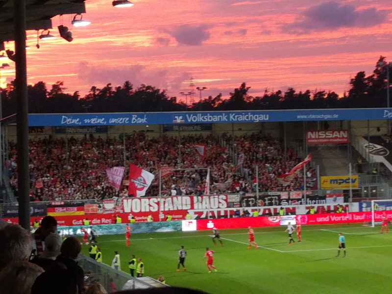 Abendrot in Sandhausen beim Auswärtsspiel des 1. FC Köln