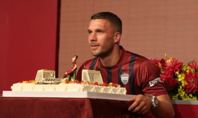 KOBE, JAPAN - JULY 06: Vissel Kobe new player Lukas Podolski poses a picture with his welcom cake during a press conference on July 6, 2017 in Kobe, Hyogo, Japan. (Photo by Buddhika Weerasinghe/Getty Images)