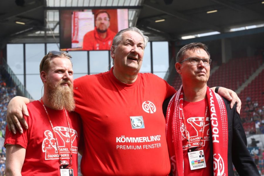 Mainz-Präsident Stefan Hofmann (r.) bei der Verabschiedung des bisherigen Stadionsprechers Klaus Hafner