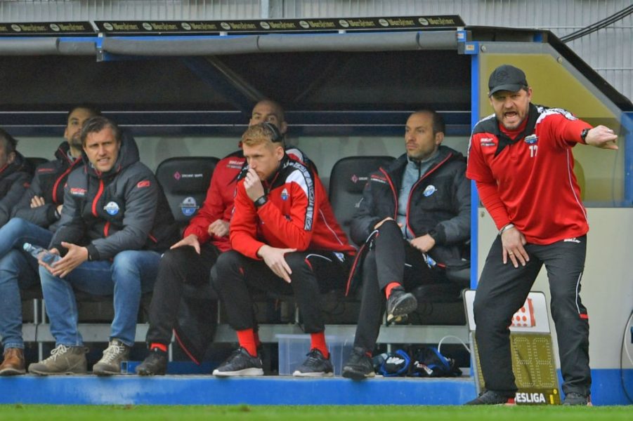 PADERBORN, GERMANY - MARCH 02: Head coach Steffen Baumgart (R) of Paderborn gives advice to his players during the Second Bundesliga match between SC Paderborn 07 and FC St. Pauli at Benteler Arena on March 02, 2019 in Paderborn, Germany. (Photo by Thomas F. Starke/Bongarts/Getty Images)