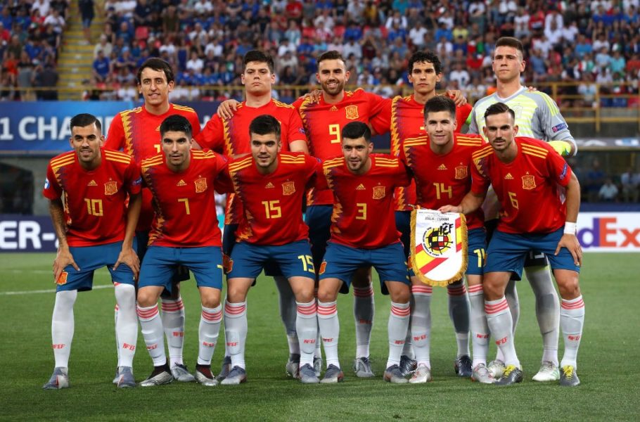 BOLOGNA, ITALY - JUNE 16: Spain team line up before the 2019 UEFA U-21 Group A match between Italy and Spain at (insert stadium name) on June 16, 2019 in Bologna, Italy. (Photo by Marco Luzzani/Getty Images)