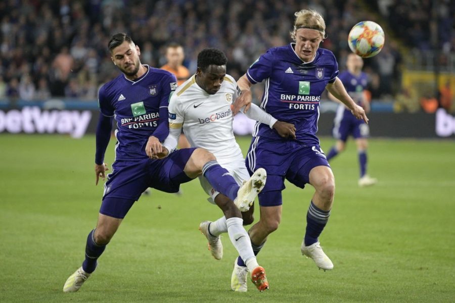 Anderlecht's Elias Cobbaut, Genk's Aly Mbwana Samatta and Anderlecht's Sebastiaan Bornauw fight for the ball during a soccer match between RSC Anderlecht and KRC Genk, Thursday 16 May 2019 in Brussels, on day 9 (out of 10) of the Play-off 1 of the 'Jupiler Pro League' Belgian soccer championship. BELGA PHOTO YORICK JANSENS (Photo credit should read YORICK JANSENS/AFP/Getty Images)