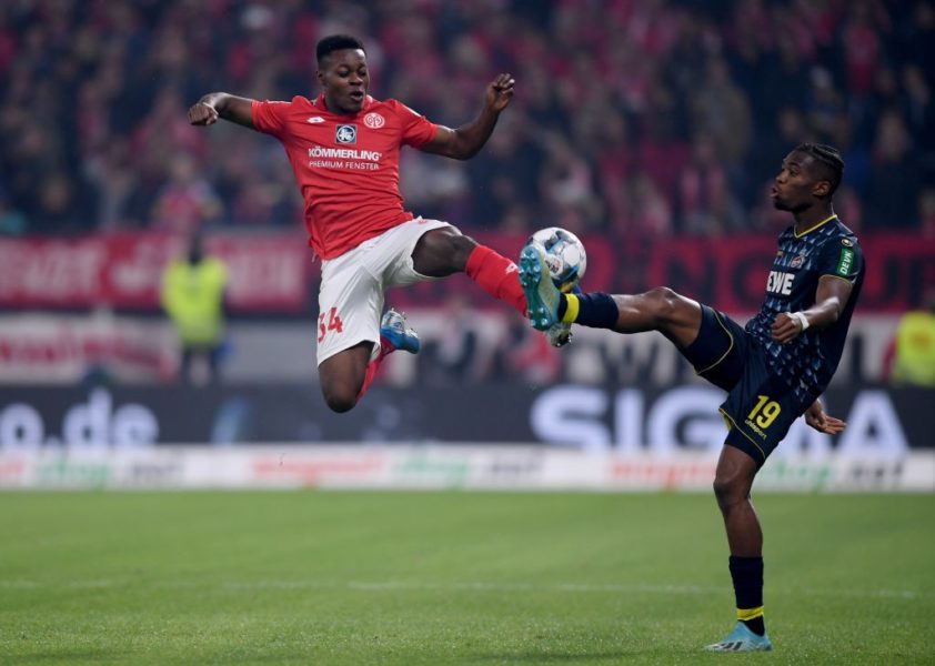 MAINZ, GERMANY - OCTOBER 25: Ridle Baku of 1.FSV Mainz 05 during challenges Kingsley Ehizibue of 1. FC Koel in the Bundesliga match between 1. FSV Mainz 05 and 1. FC Koeln at Opel Arena on October 25, 2019 in Mainz, Germany. (Photo by Alex Grimm/Bongarts/Getty Images)