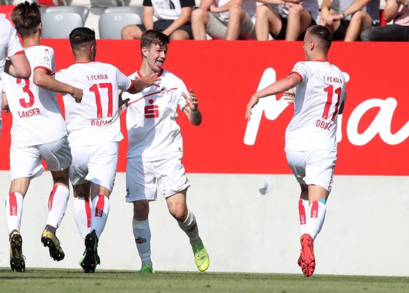  MUNICH, GERMANY - JUNE 05: Jan Thielmann's (2ndR) of Koeln and teammates celebrate his first goal during the B Juniors German Championship semi final leg one match between FC Bayern Muenchen U17 and 1. FC Koeln U17 at FCB Campus on June 05, 2019 in Munich, Germany. (Photo by Alexandra Beier/Getty Images for DFB)