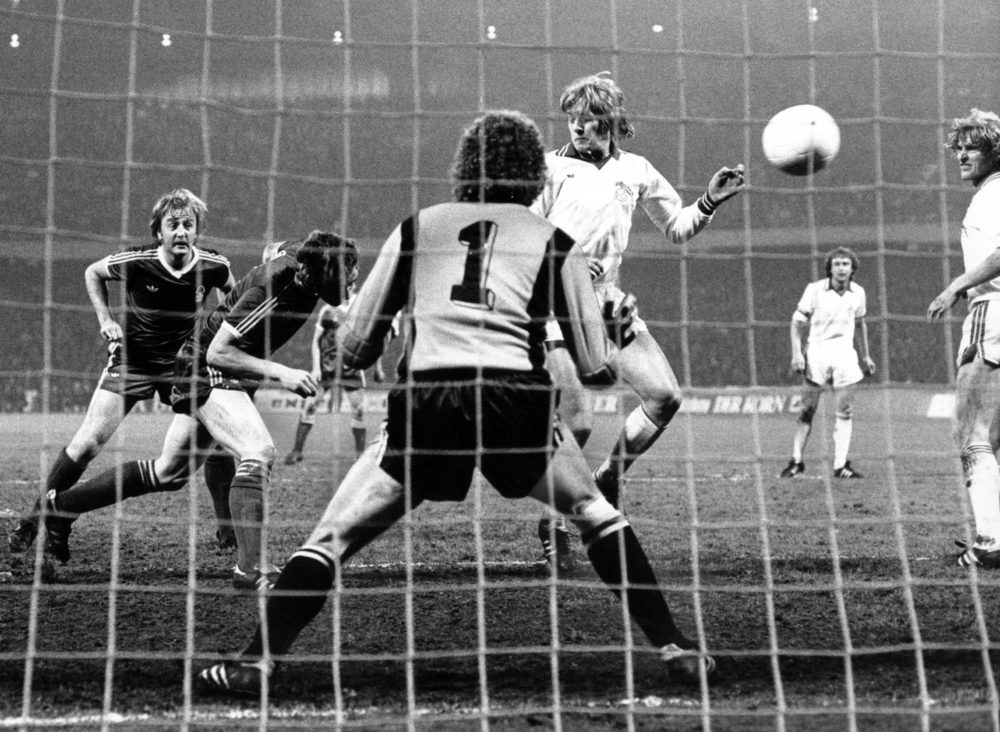 Bildnummer: 11975600 Datum: 25.04.1979 Copyright: imago/Sven Simon Ian Bowyer (Nottingham Forest) erzielt gegen Torwart Harald -Toni- Schumacher und Bernd Schuster (beide 1. FC Köln) das Tor zum 0:1; 7936 sw vneg yoh quer Fussball 1978/1979 Europapokal der Landesmeister Image number 11975600 date 25 04 1979 Copyright imago Sven Simon Ian Bowyer Nottingham Forest reached against Goalkeeper Harald Toni Schumacher and Bernd Schuster both 1 FC Cologne the goal to 0 1 SW Vneg yoh horizontal Football 1978 1979 European Cup the National champion