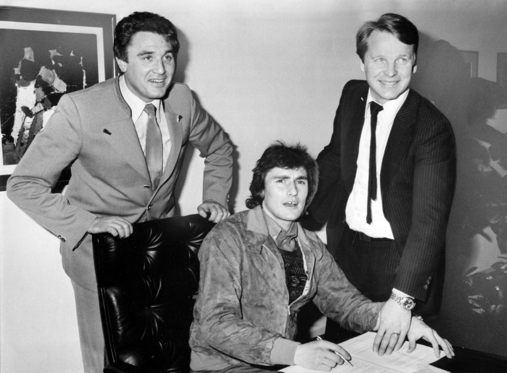 Bildnummer: 12156395 Datum: 20.02.1978 Copyright: imago/Pfeil Dieter Müller (Mitte) unterschreibt zwischen Manager Karl Heinz Thielen (beide 1.FC Köln, re) und Sichermanns einen neuen Dreijahresvertrag; 7819 sw vneg yds quer Fußball GER 1977 1978 people Wirtschaft Aufnahmedatum geschätzt Image number 12156395 date 20 02 1978 Copyright imago Arrow Dieter Mueller centre SIGN between Manager Karl Heinz Thielen both 1 FC Cologne right and a new SW Vneg yds horizontal Football ger 1977 1978 Celebrities Economy date estimated